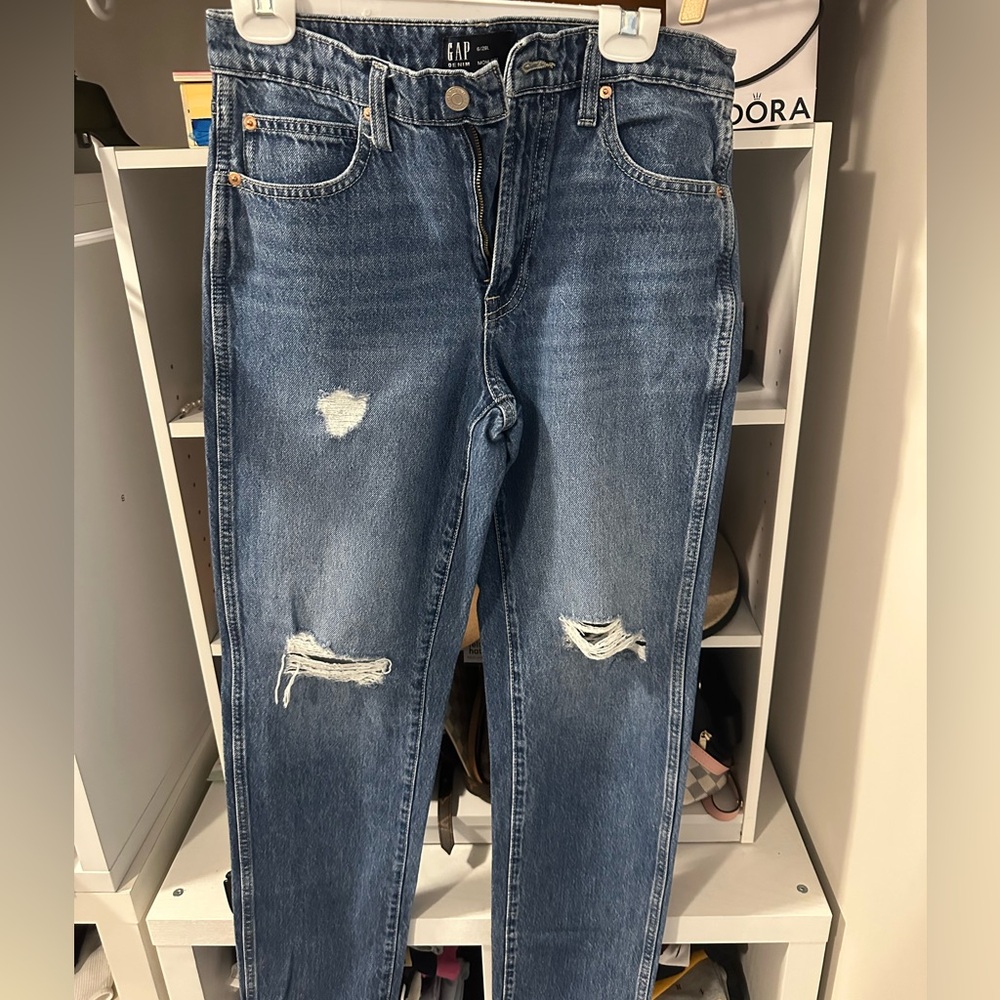 Gap high rise mom Jean. Size 28L/6L